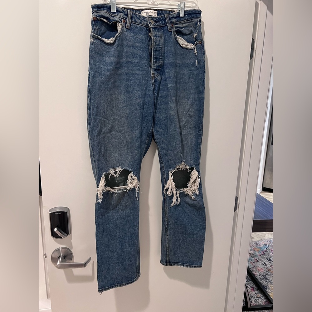 The Dad High Rise jeans in size 30 curve love from Abercrombie!